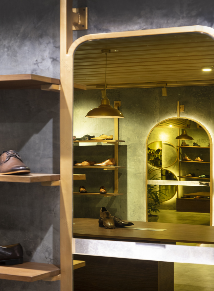 融合建筑美学的奢华鞋店设计-29