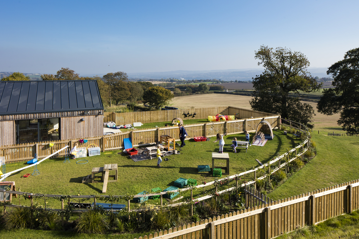 草地上的托儿所，英国 / MailenDesign-54