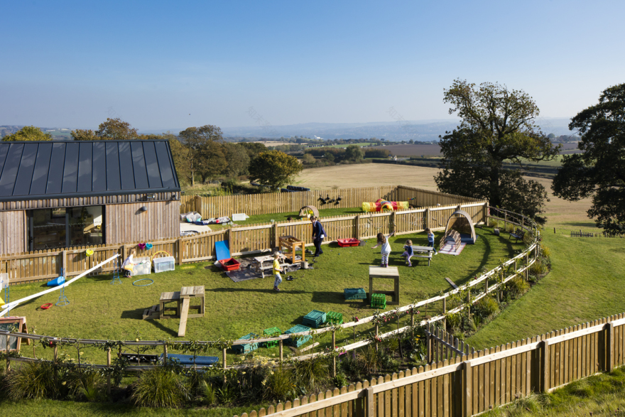 草地上的托儿所,英国 / MailenDesign-54