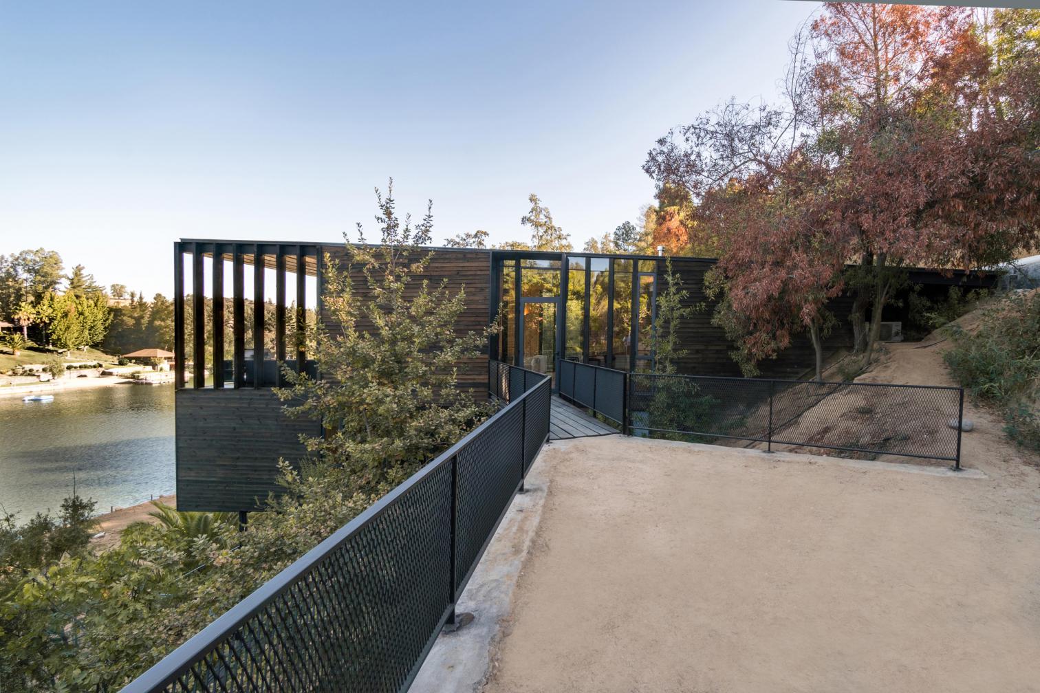 智利湖畔倾斜木屋-3