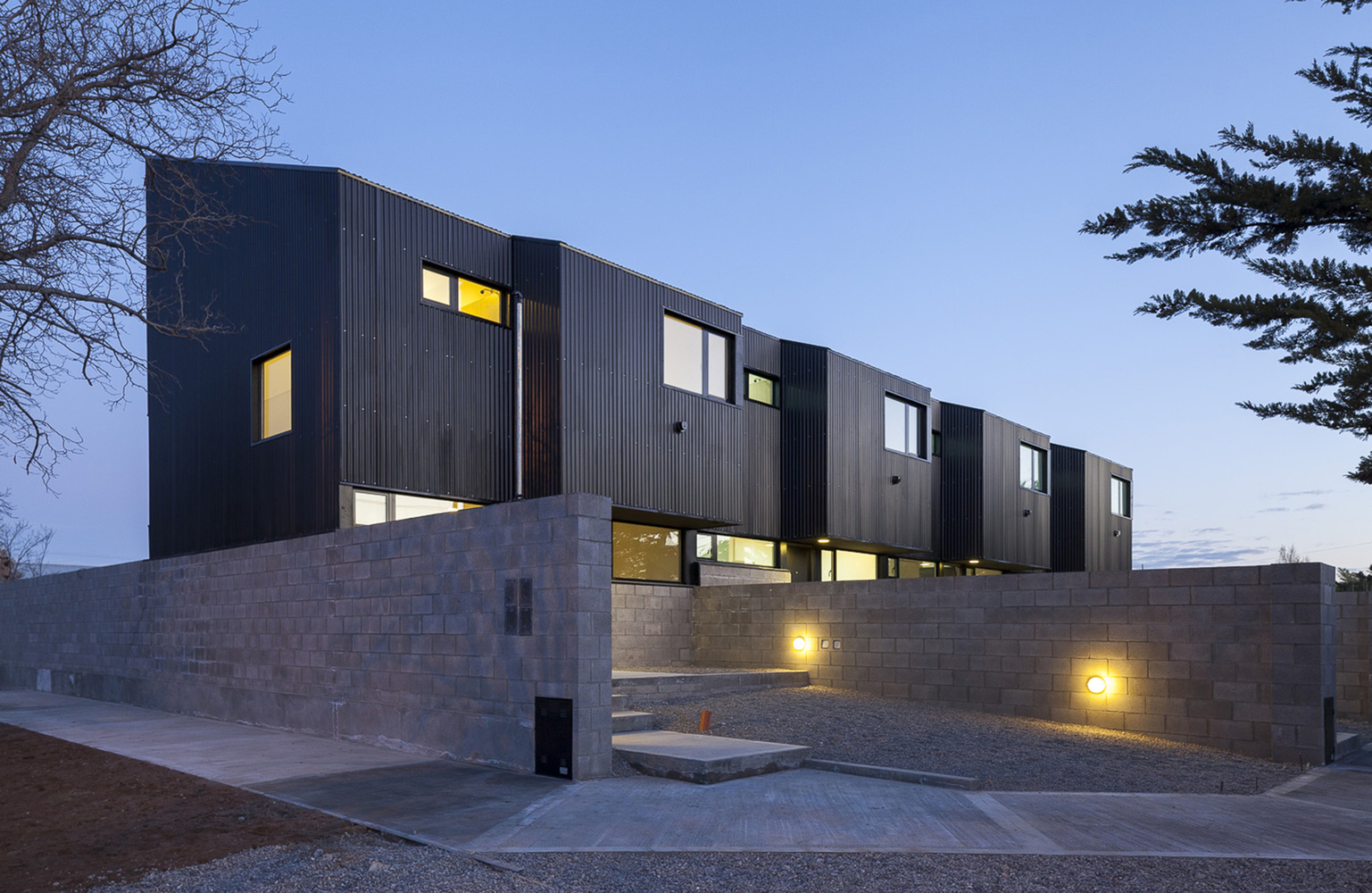 阿根廷城市广场上的黑色钢构住宅群-56