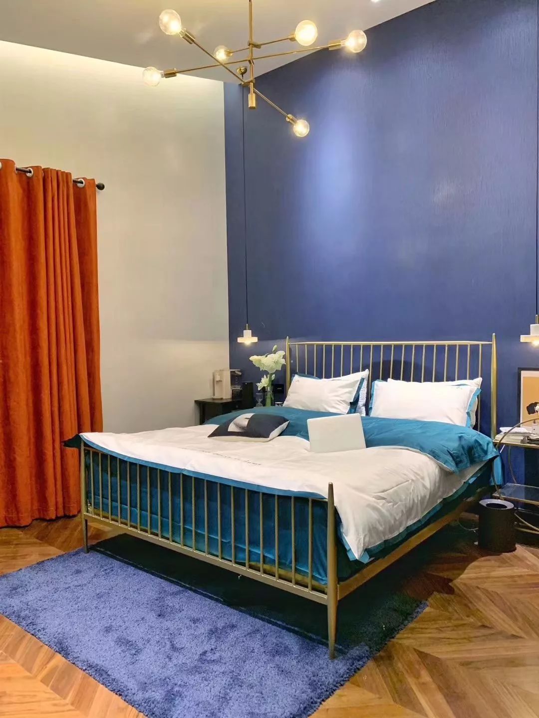 轻奢风卧室设计，黄铜色床铺打造高档氛围-29