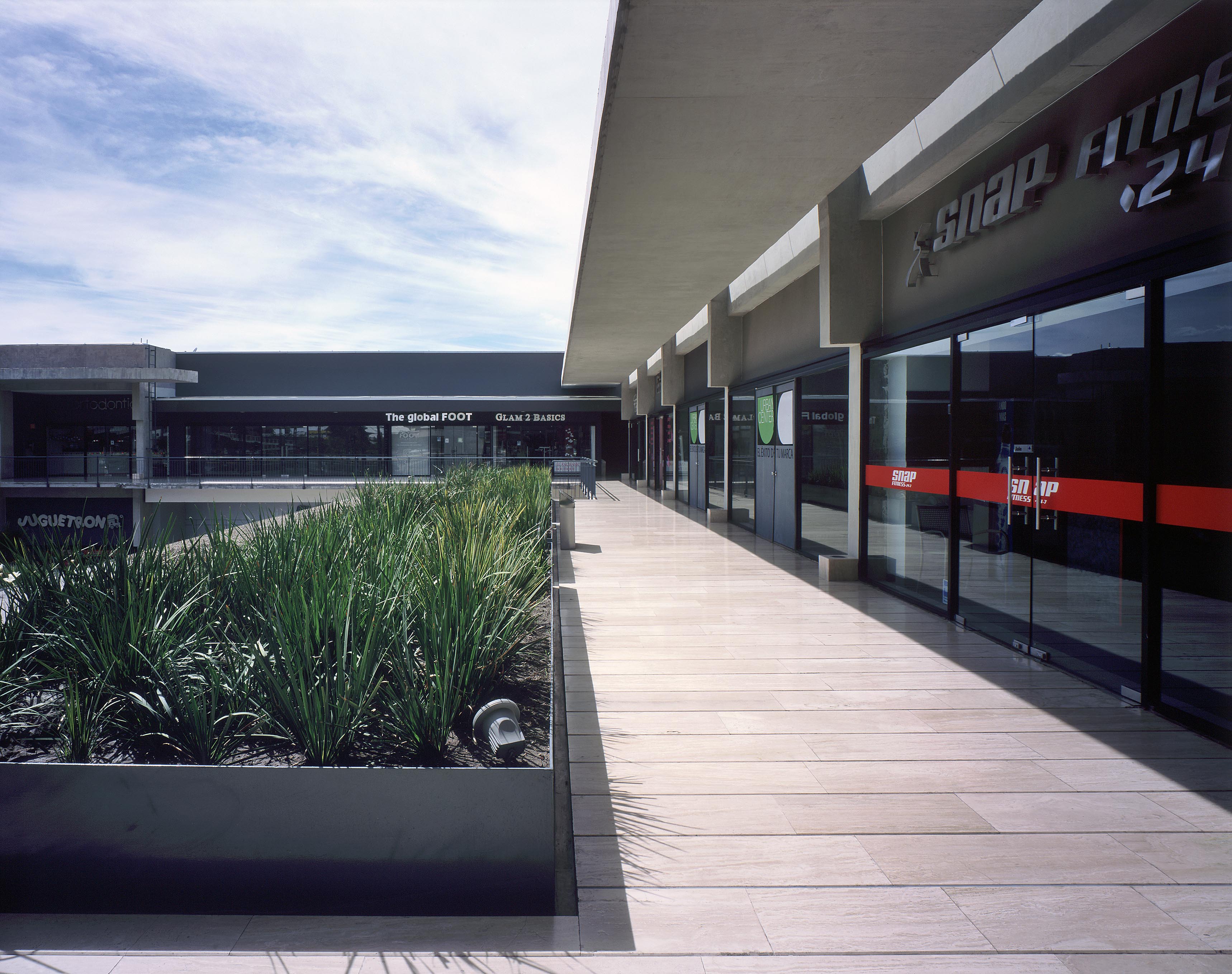 利用地形优势打造的商业中心-13