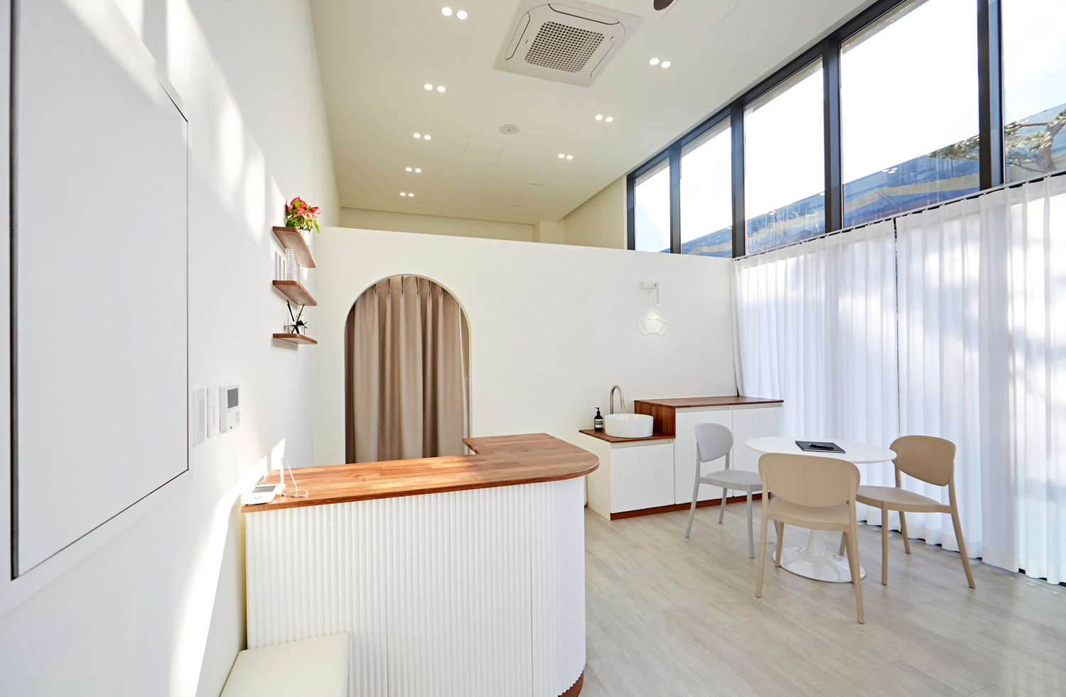 白色调的 11 层视听室，极简设计的完美呈现-3