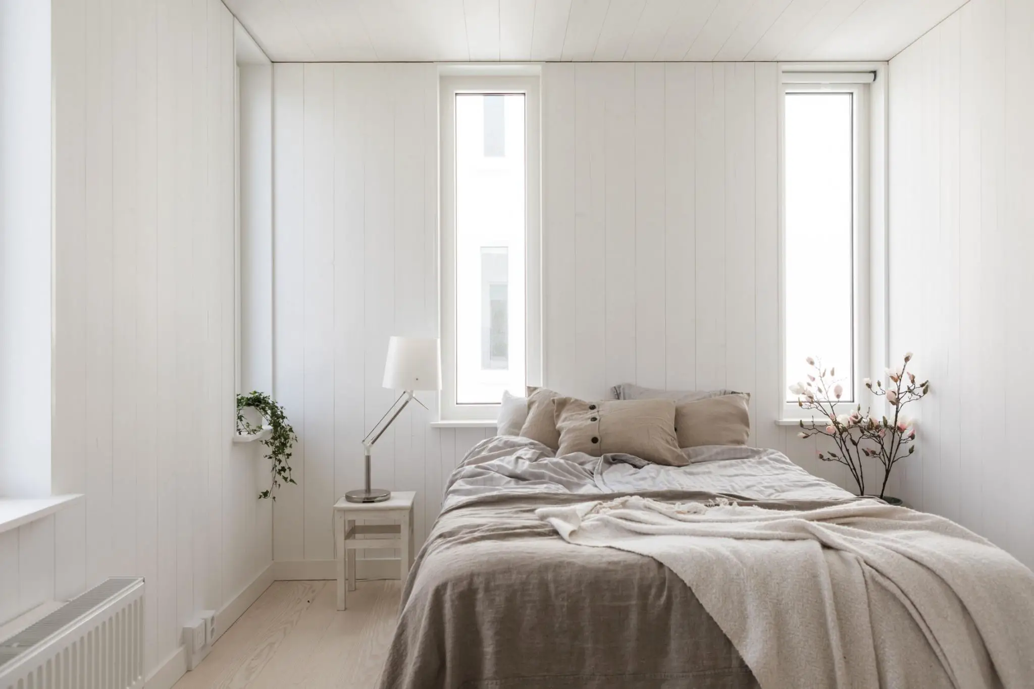 现代木质别墅的屋顶露台与极简内饰设计-9