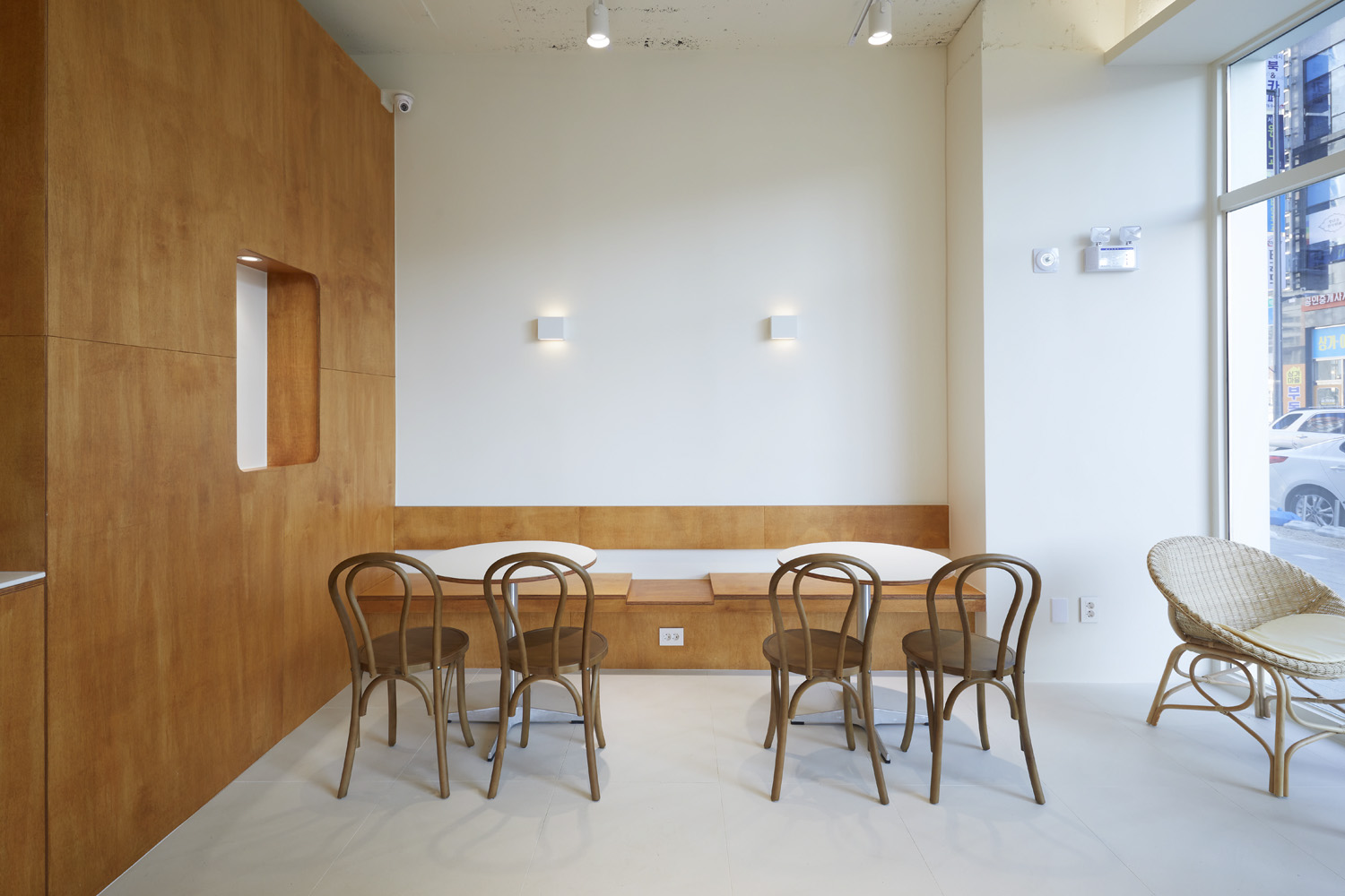 首尔 CAFÉ 4LEAF | 极简白的小清新咖啡厅设计-10