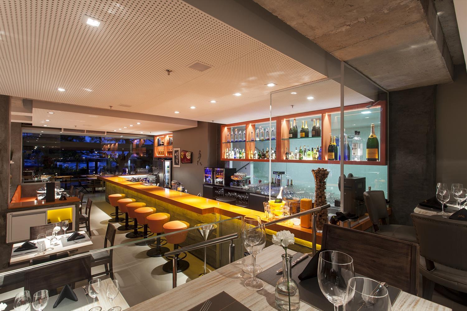 巴西 DAS 餐厅 | 木钢构造与复古汽车元素的完美融合-10