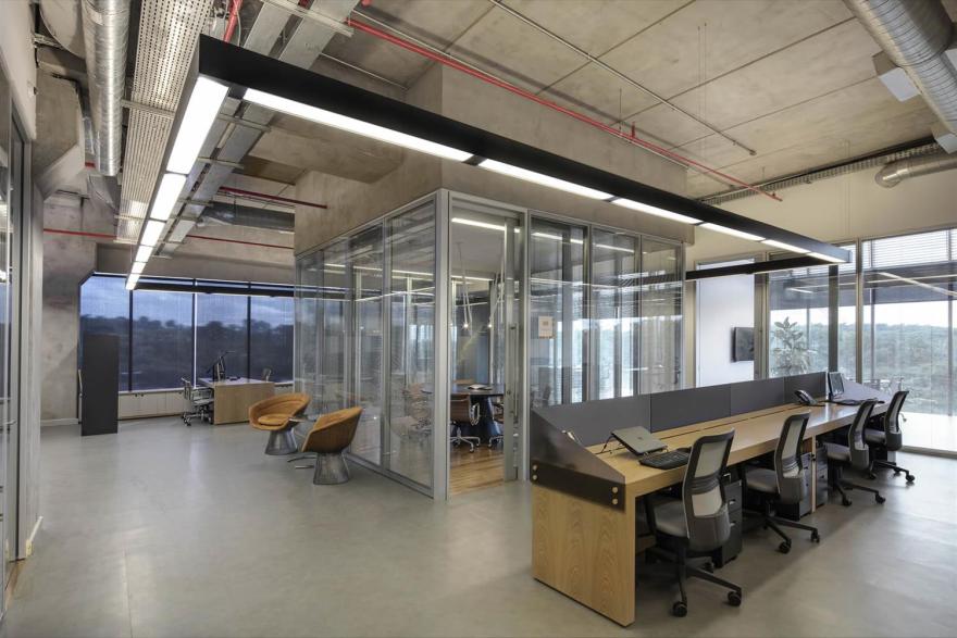 巴西 SP 办公室设计 · 木质与玻璃的完美融合-5