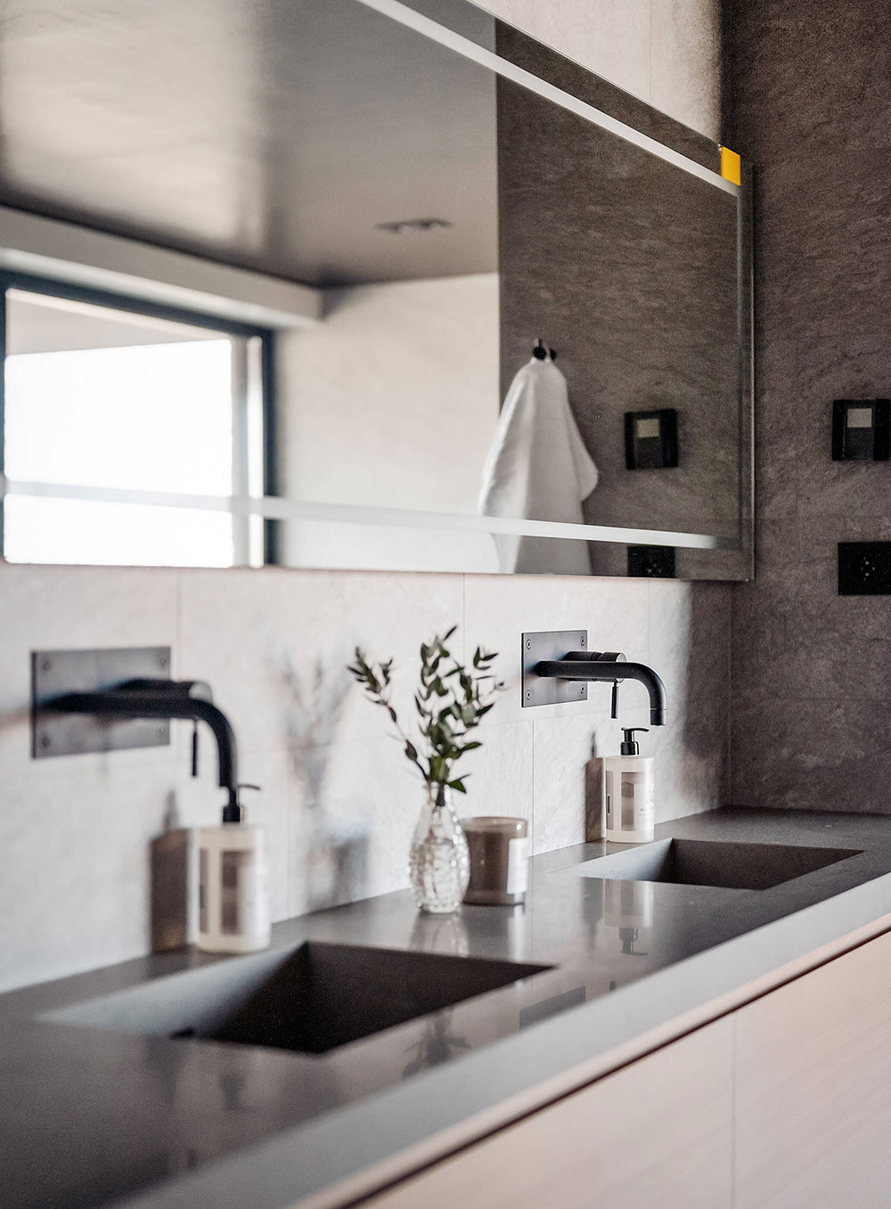 瑞典现代别墅 | 优雅内饰与夕阳美景的完美融合-15