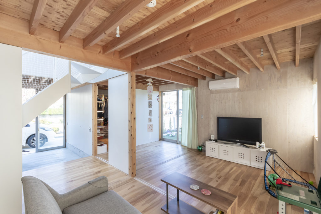 子どもが自由に走り回れる家空が見える階段室をコアにした回遊式空間で暮らす | Architecture | 100%LiFE-12