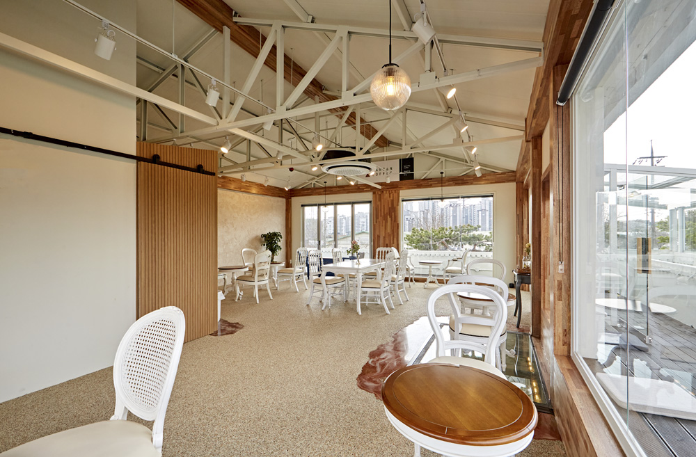 "白色与木纹的和谐交融 | 50 平米的现代咖啡厅设计"-15