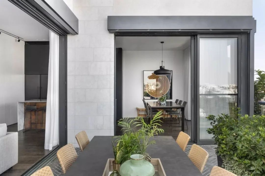 Aviram Kushmirski 打造轻奢风空间，黑白色调与实木地板的完美搭配-114