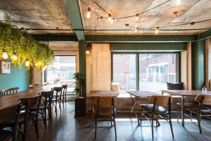 原木风打造自然甜品店，绿植点缀的温馨空间-10