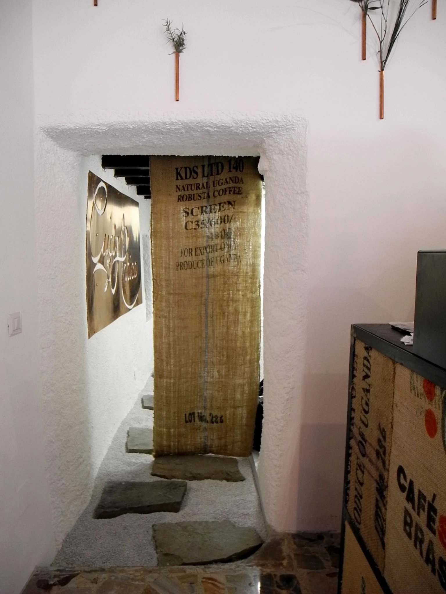 全球食材汇聚，手工铜叶打造独特展示空间-16