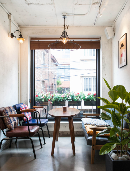 首尔弘大 10 坪小空间打造独具特色的咖啡馆-8