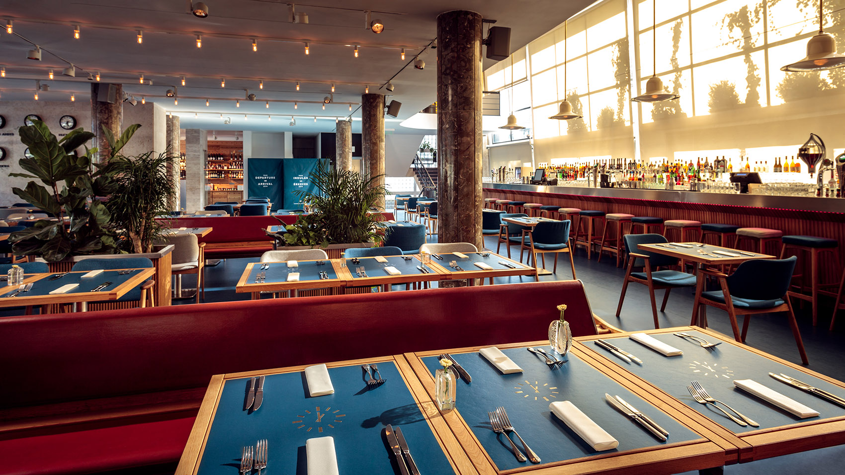 候车大厅内的酒吧餐厅,布达佩斯 / 81font-27