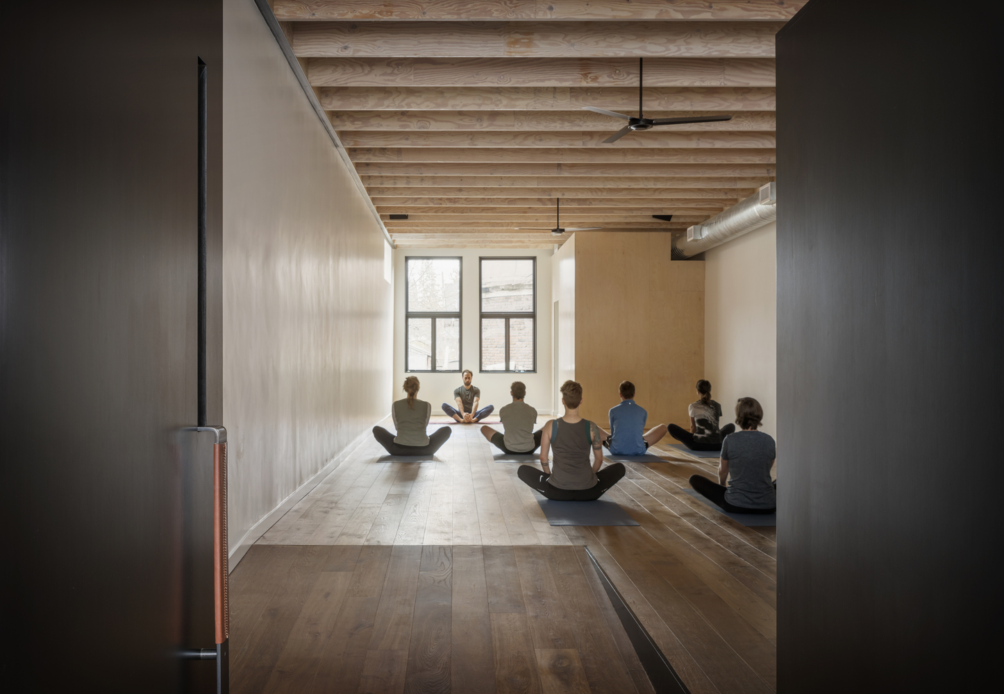 翻修后的瑜伽空间,熟悉的美学与创新设计的完美结合-17