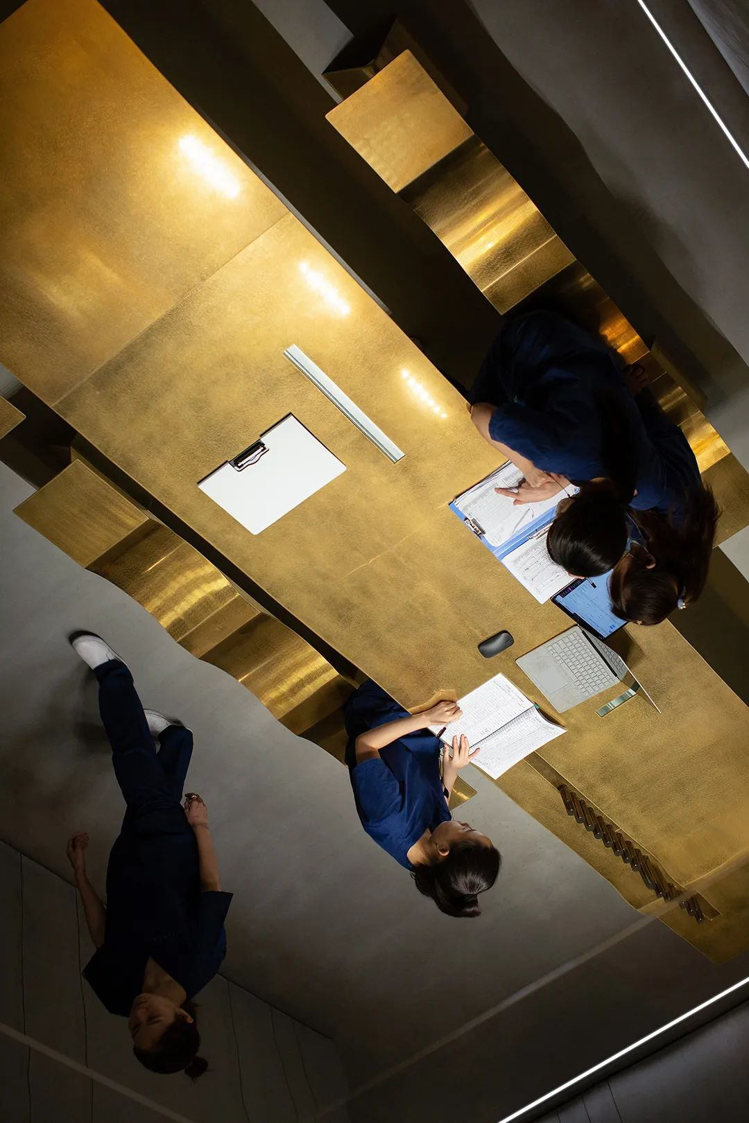 DOMANI 东仓 | 深圳科技美容概念旗舰店，亮如白昼的夜及温和的肢解-1