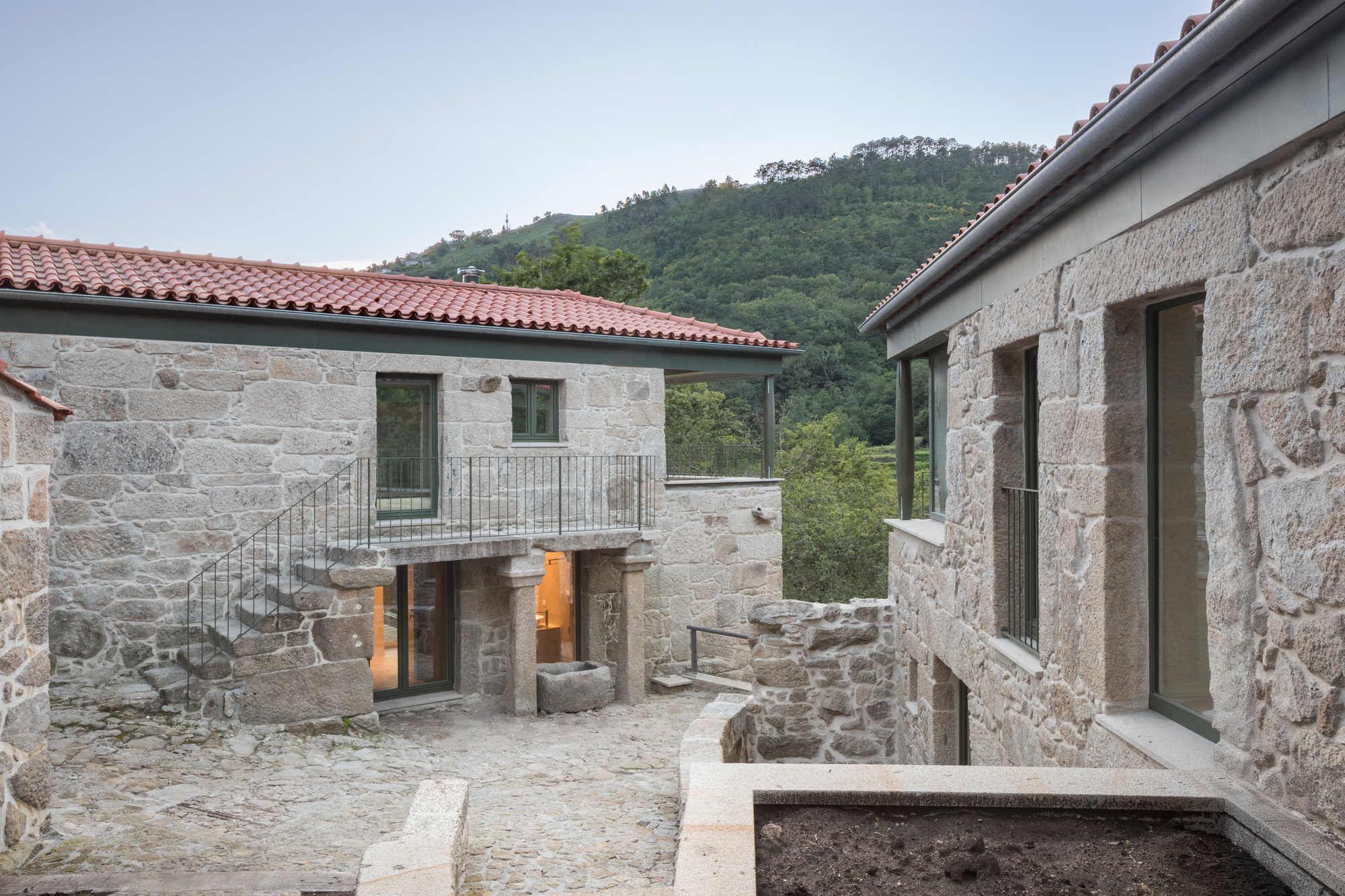 姊妹屋;姊妹楼(需结合具体语境确定最合适的表达,这里假设在描述建筑等场景下) 丨葡萄牙丨oitoo-19