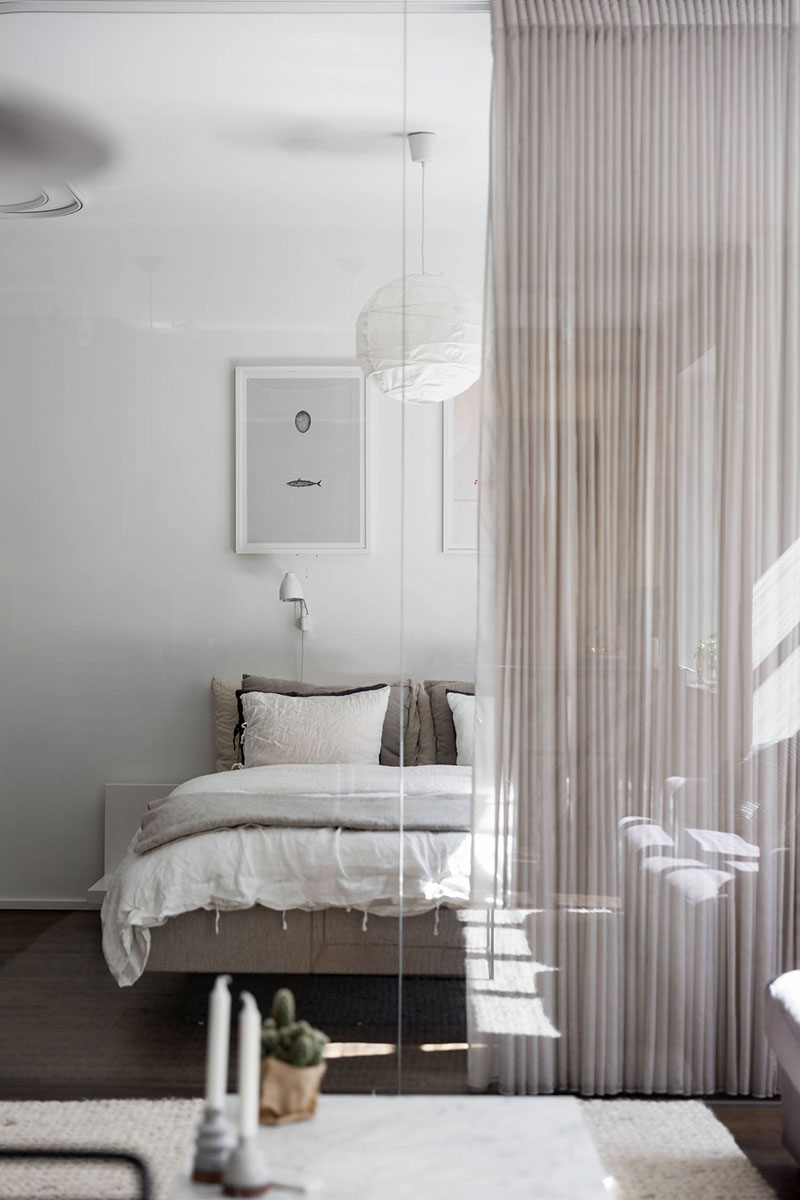 瑞典 65 平米开放式公寓 | 全透明卧室、亮丽铜墙、狭长衣帽间-8