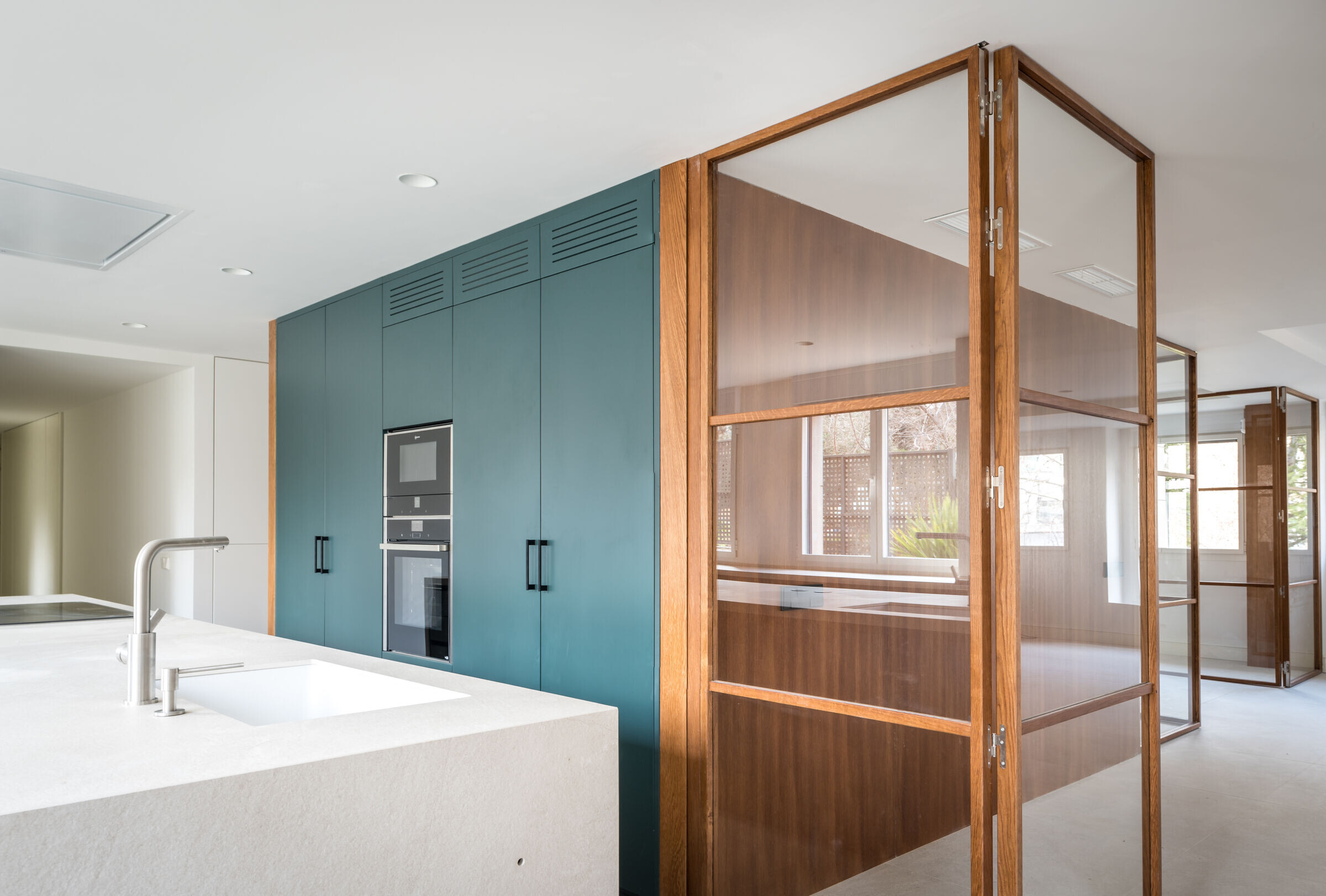 Madrid 公寓的中央几何木体量设计-12