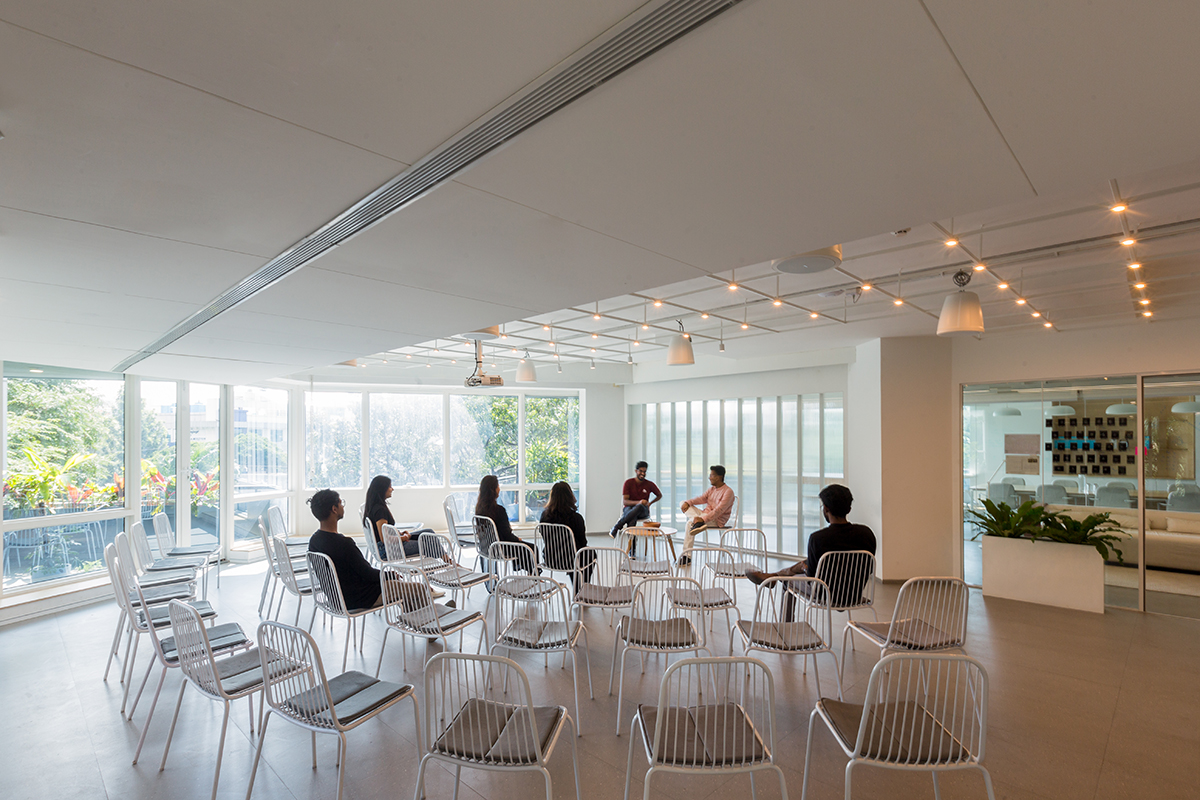 极简自然光下的开放办公空间-25