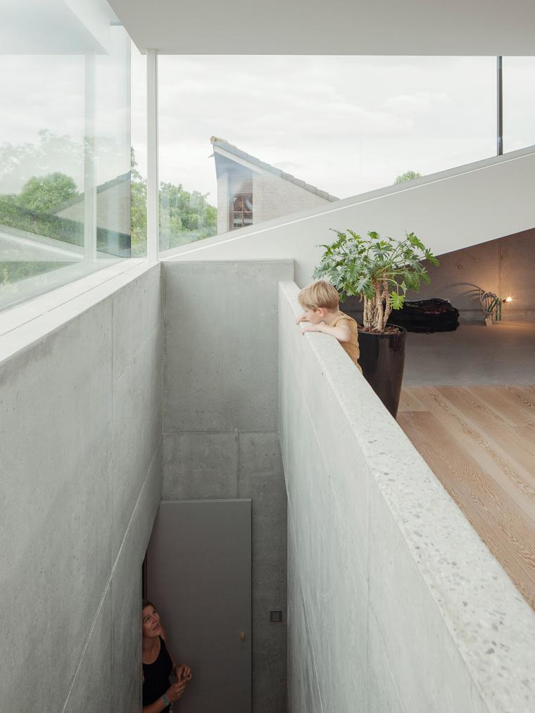 布鲁塞尔混凝土独栋住宅 融入环境的整体设计-23