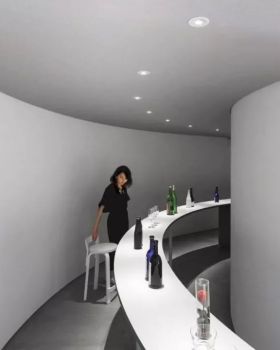 日本北海道“折叠走廊”商店，木质曲线中的工作生活空间
