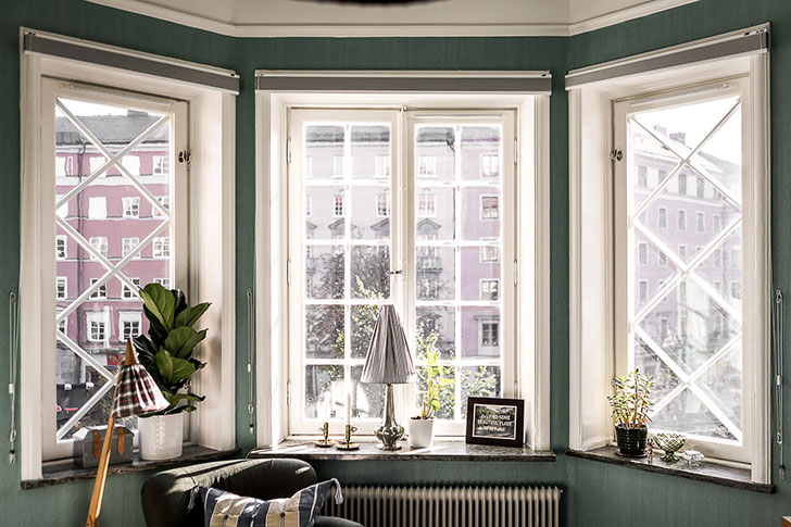 斯德哥尔摩黑色公寓里的活力花卉墙纸-11