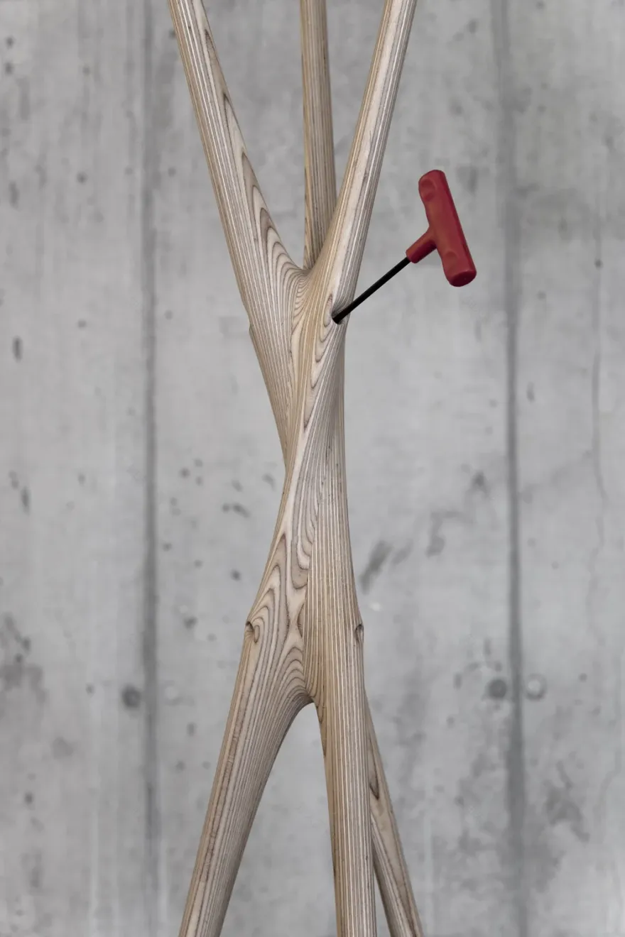 庞戈衣帽架
注:Pongo如果是特定名称,可能有专门的译法,若这里它是普通词汇,庞戈是常见音译;Coatrack意为衣帽架 丨Brandon Clifford + Wes McGee-15