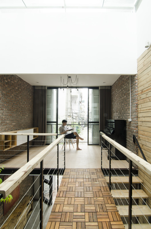 越南河内紧凑型住宅设计,自然阳光与舒适生活的完美融合-14