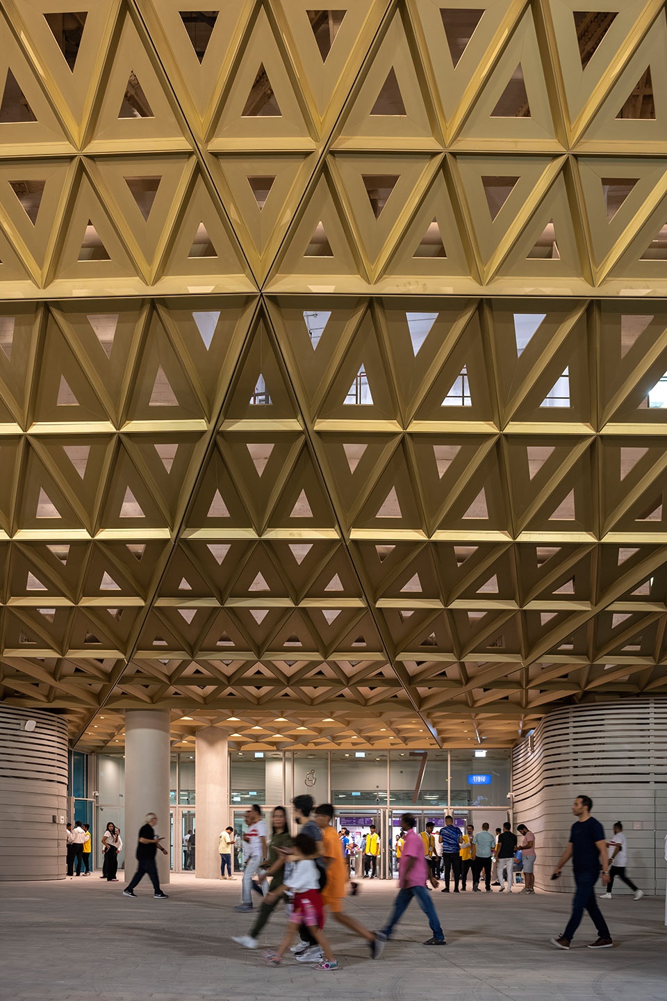 Foster + Partners 打造卡塔尔卢塞尔体育场，金色容器闪耀阳光下-25