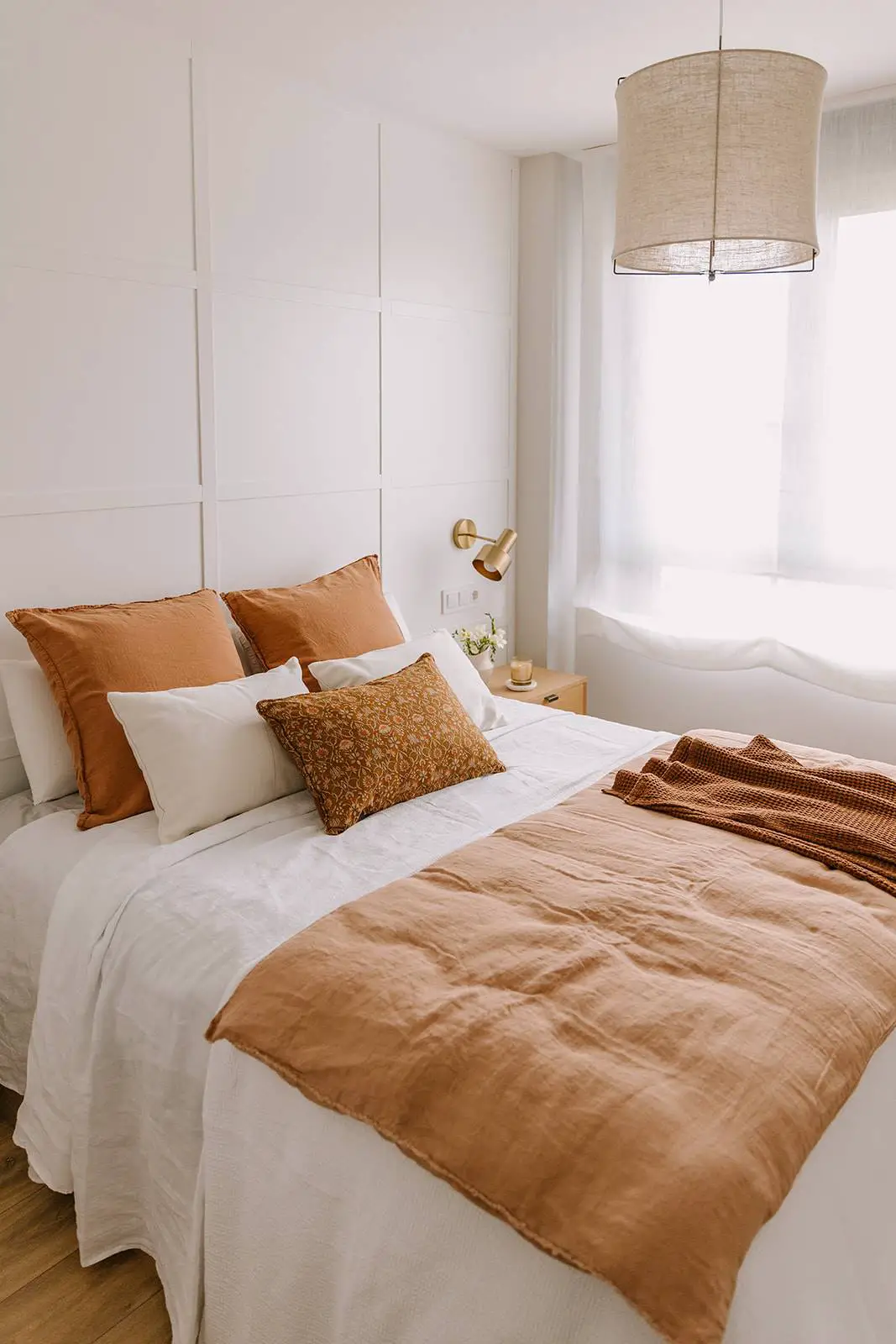 厨房中的一扇天窗，用于一间经过翻新的现代公寓-5