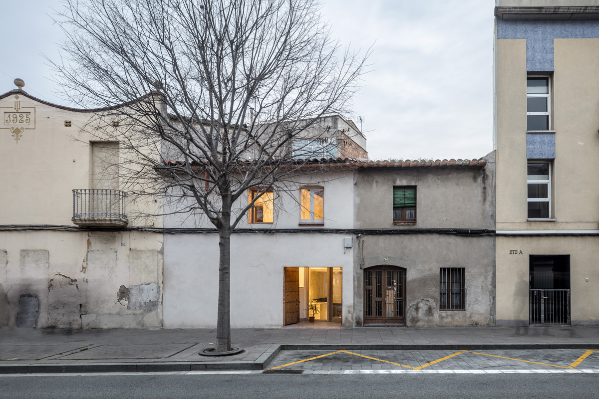 Reform of a House Between Walls-5