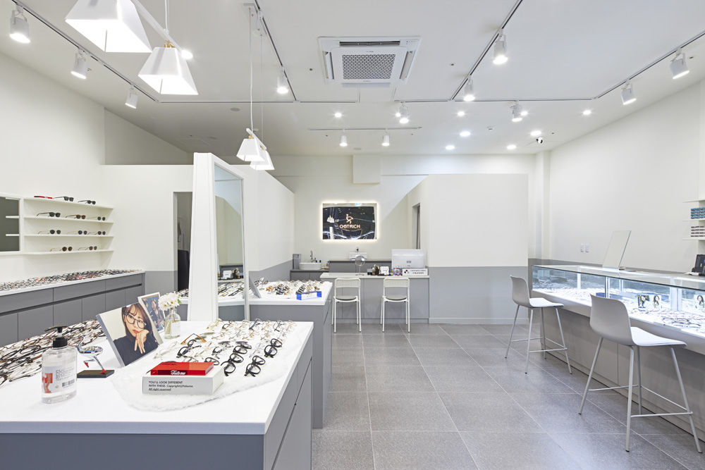 白色与灰色的极简空间 | 奥斯特里奇安景的眼镜店设计-4
