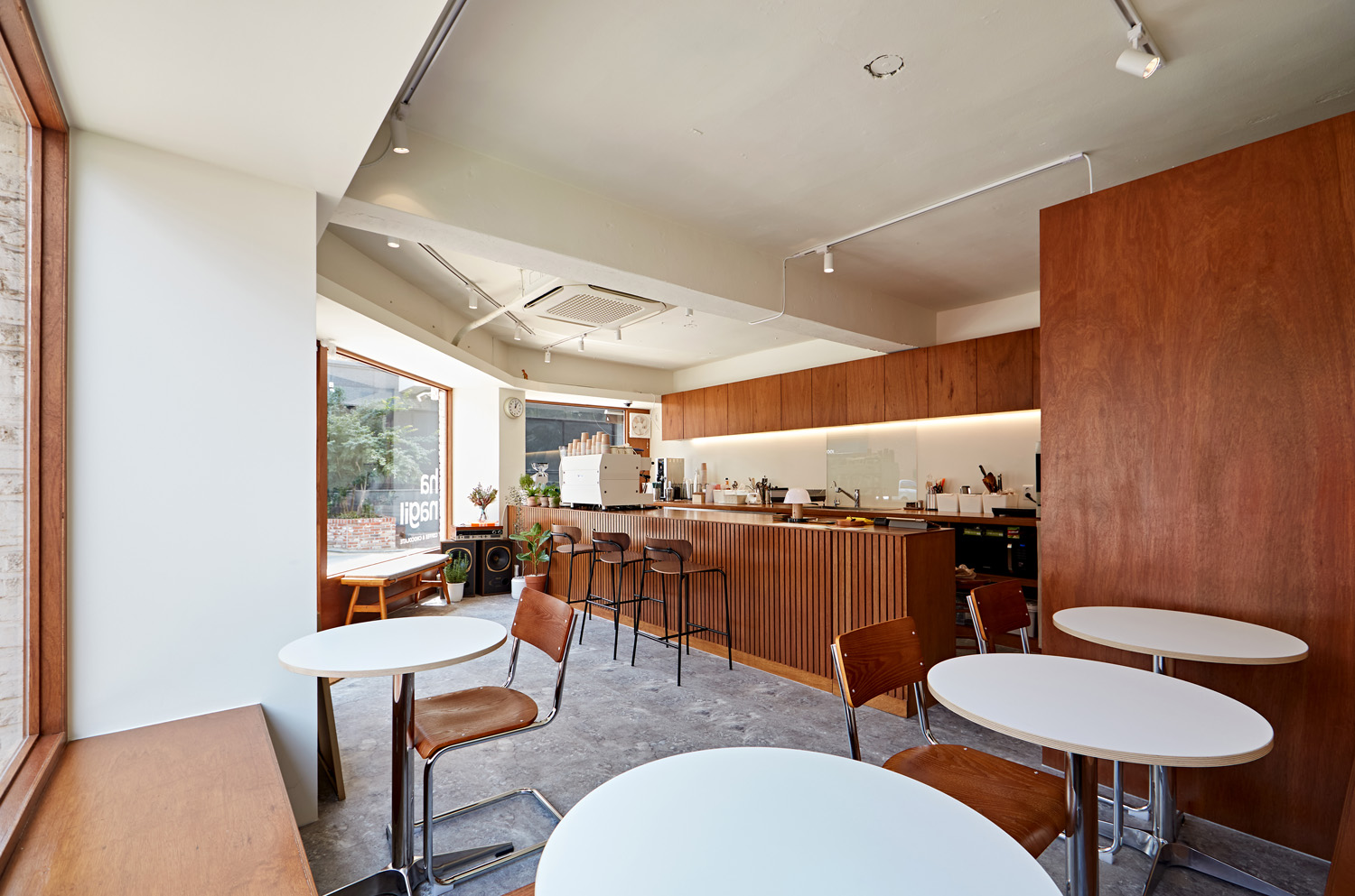 首尔“一巷设计”12 平米白色系个性咖啡厅-6