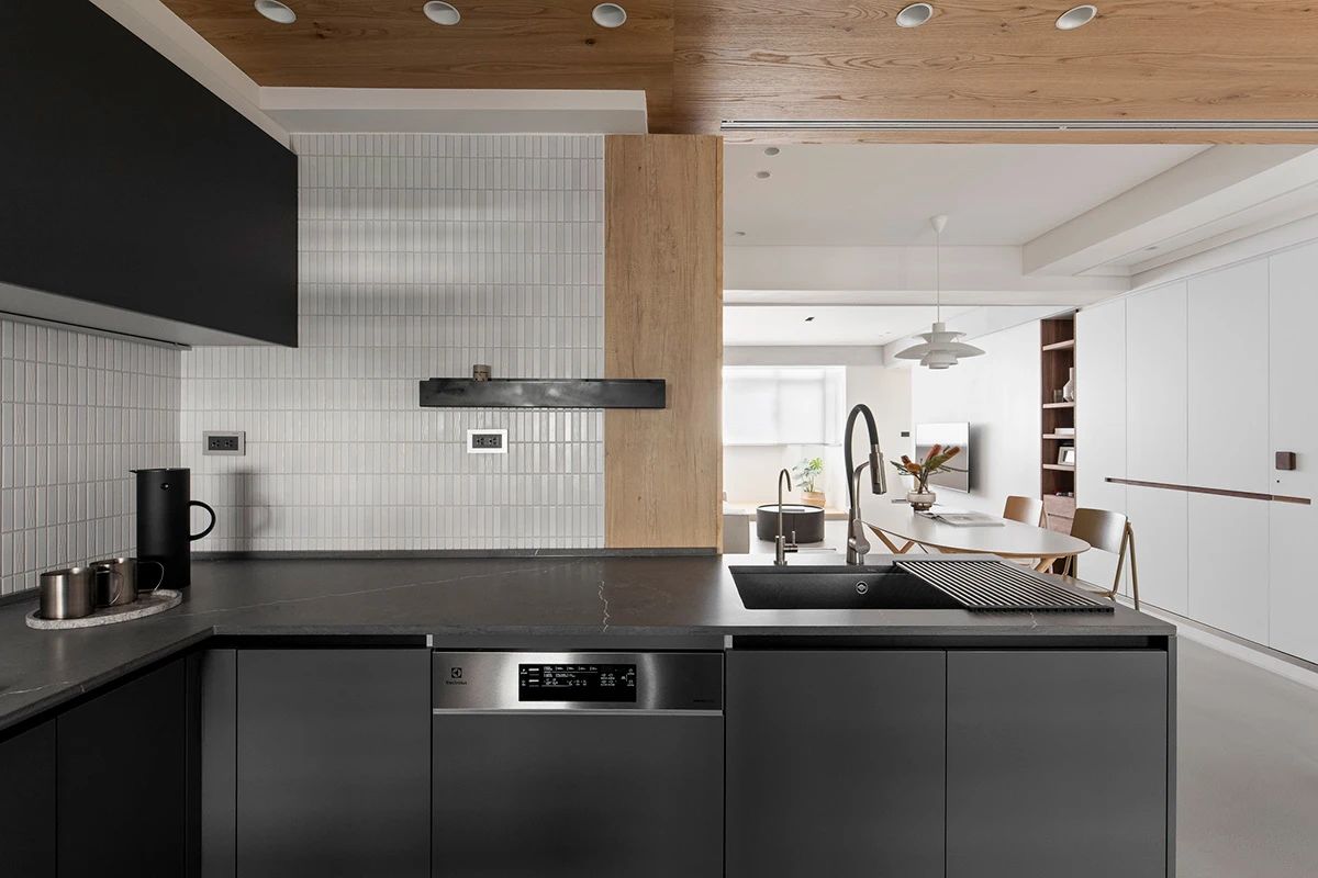 黑白配温暖明亮 70㎡家居设计-36