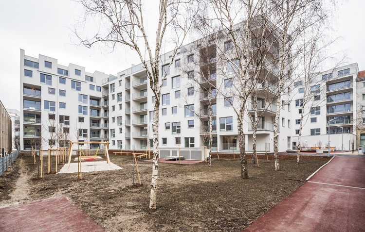 繁忙路口的“V 形庭院”公寓-7