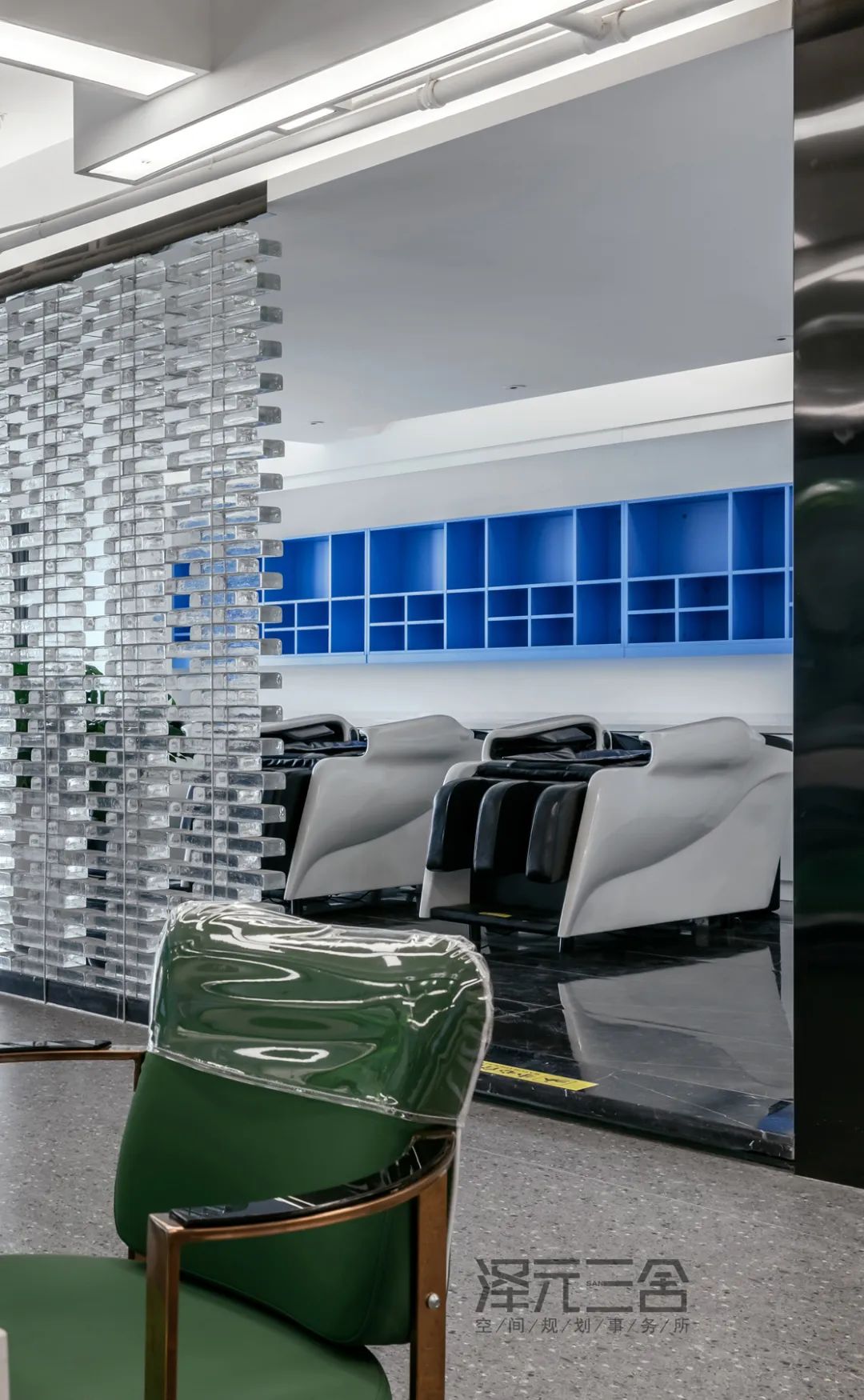 《快乐秀发》个性鲜明,绿色与蓝色交织的未来感空间-79