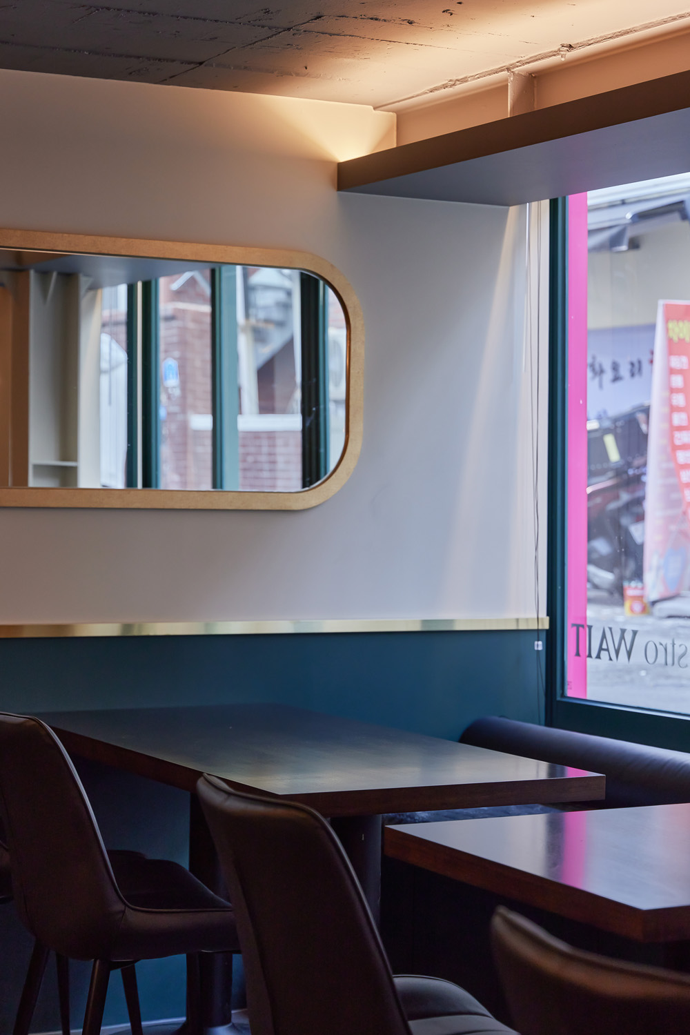 "葡萄酒庄的精致设计 | 14 平米的小空间，无限可能的视觉盛宴"-12