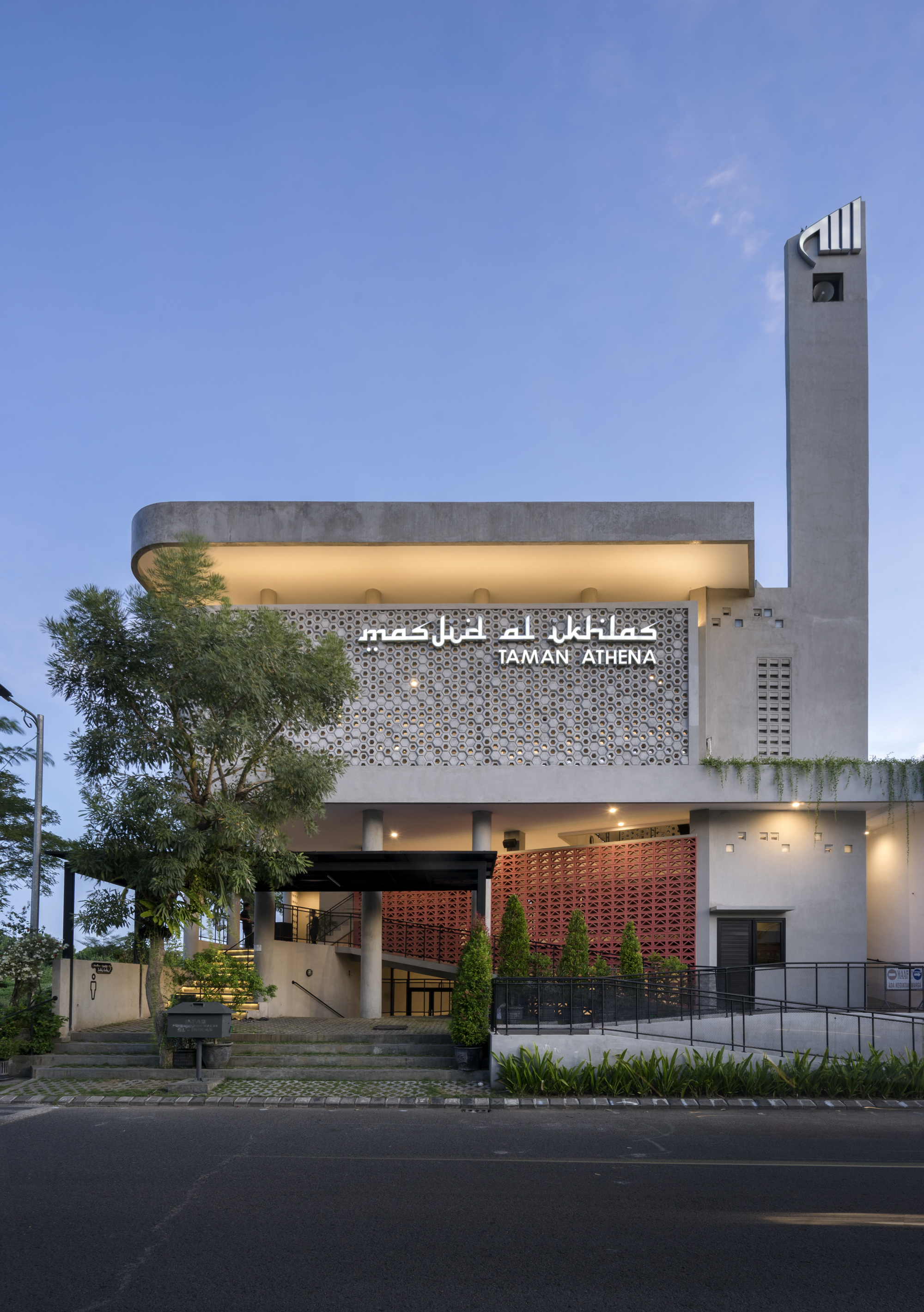 Honeycomb Mosque / Andyrahman Architect-59