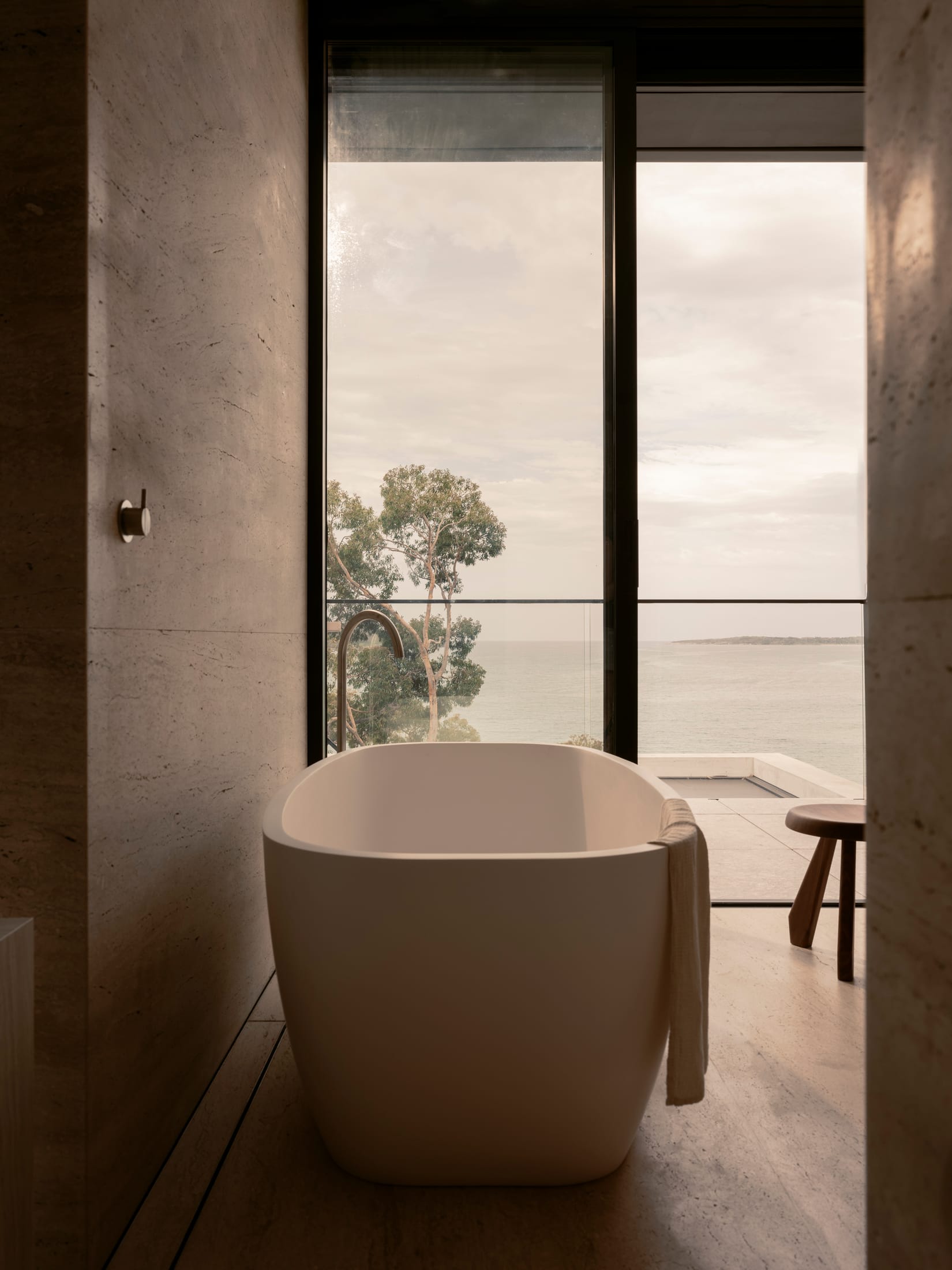 Back of the Moon: A Multi-Generational Coastal Retreat in Maianbar.-26