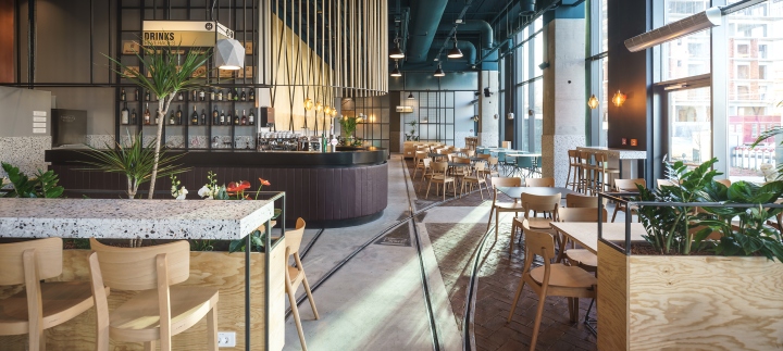 Bucharest 电车餐厅 · Yellow Office 的工业风设计-29