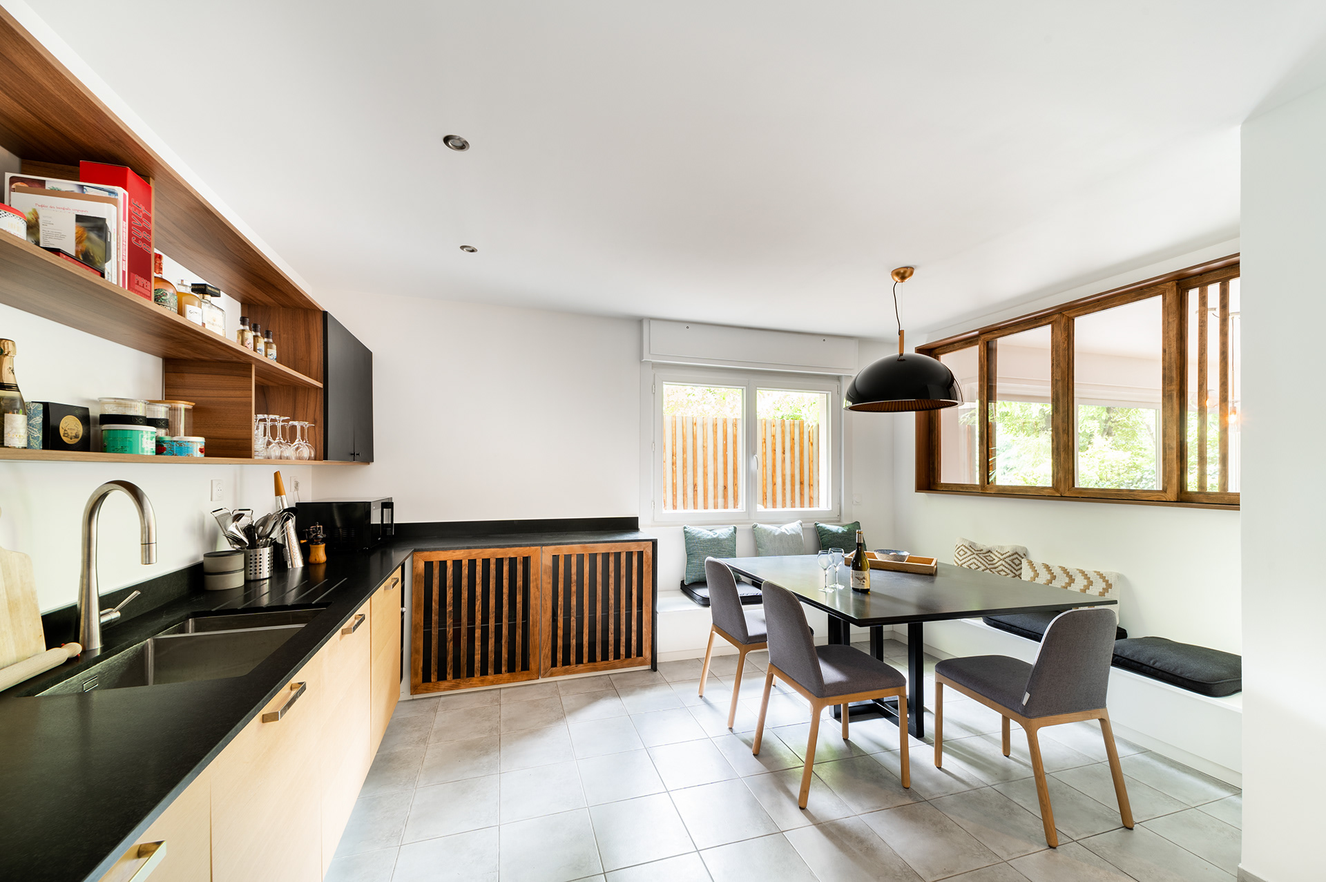 塞纳河畔讷伊以及花园旁（注：Neuilly sur Seine是法国巴黎的一个地名，一般固定译为塞纳河畔讷伊 ，sur Jardin直译为在花园上，结合语境理解为花园旁 ） 丨未明确,装饰设计为Stephanie Beaujard-6