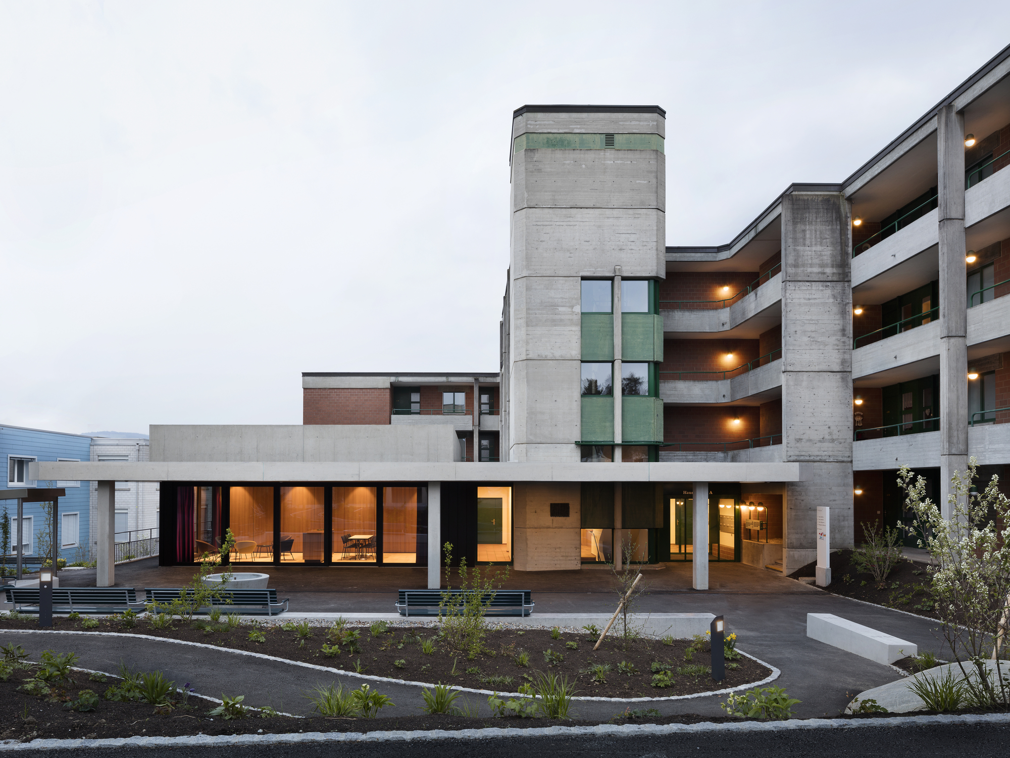 瑞士养老院扩建项目融入社区，呈现温馨室内空间-13