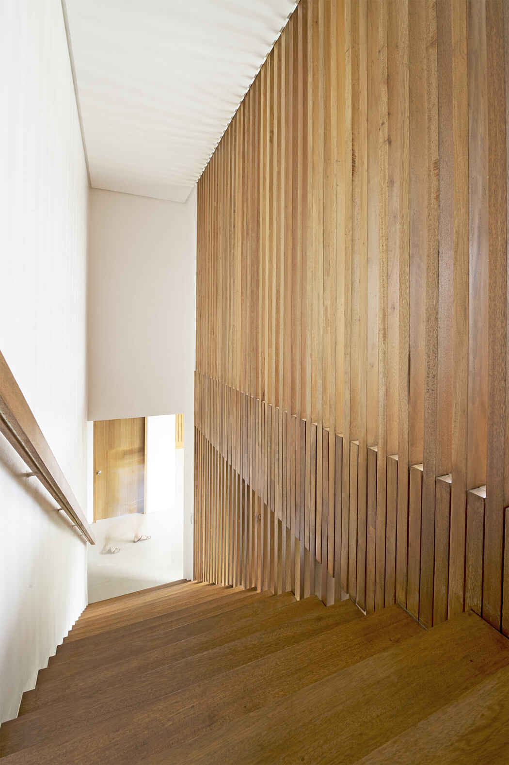 菲律宾马尼拉的双层现代庭院住宅-7