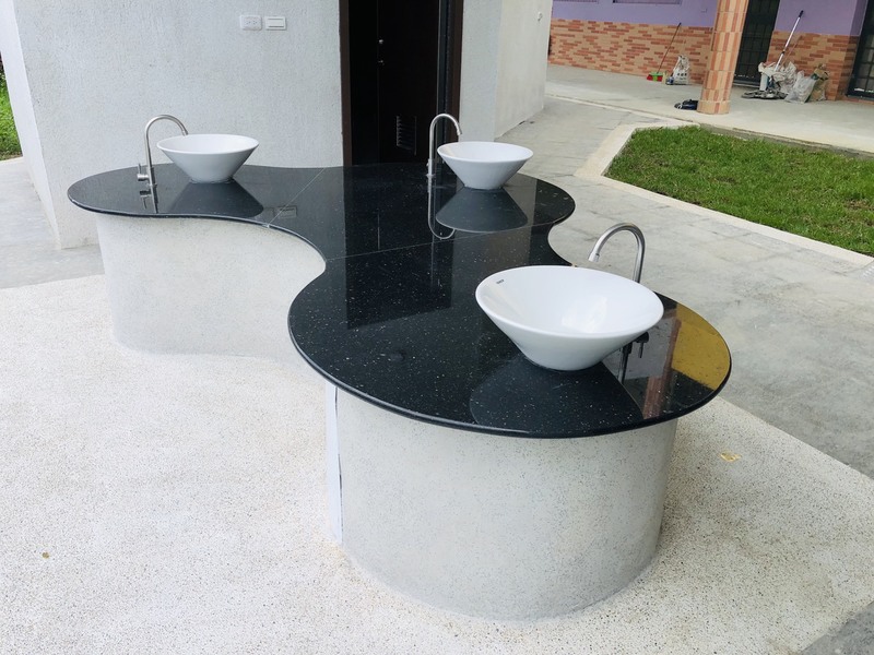 山峦校园中的有机弧线厕所设计-11