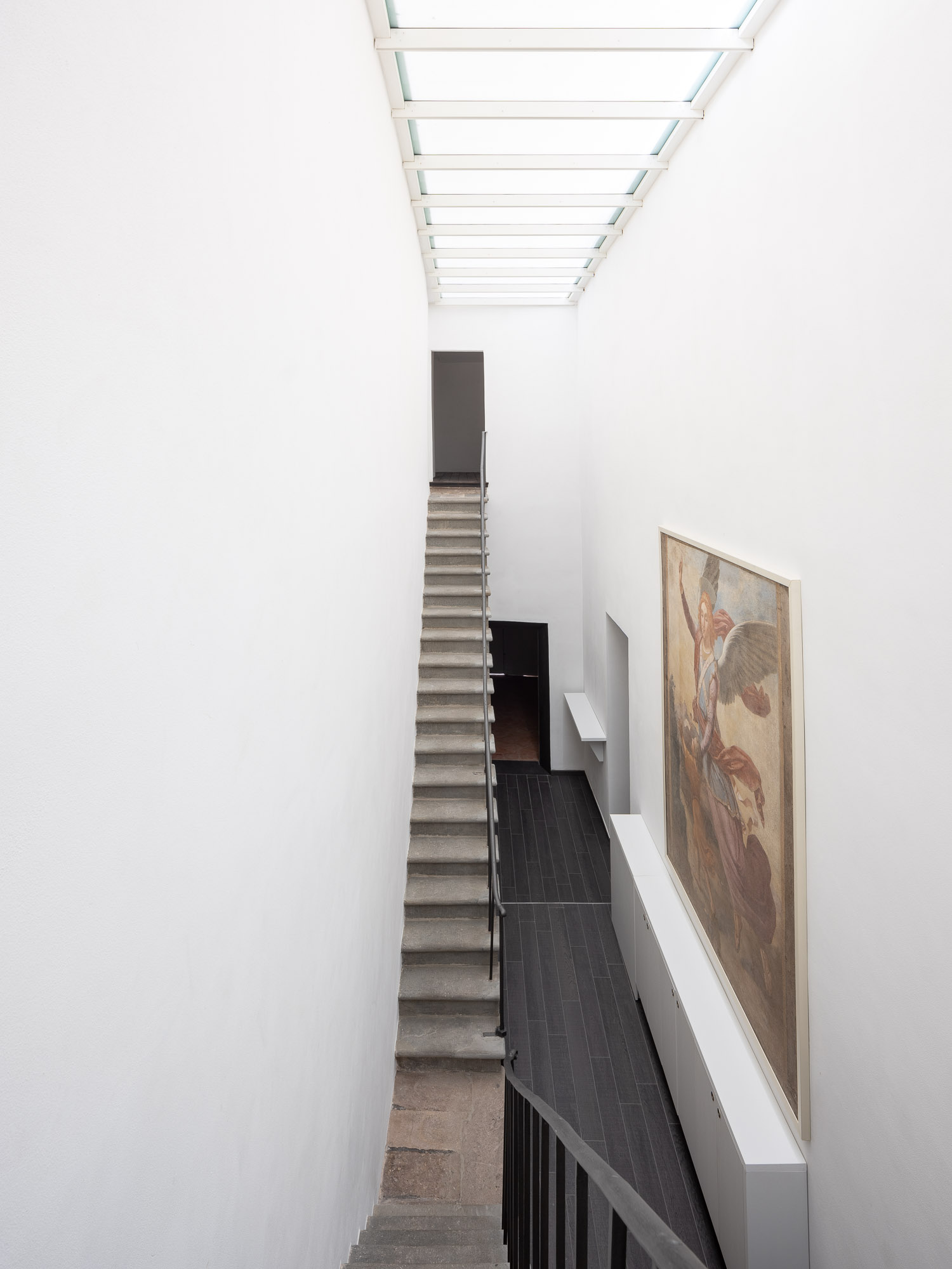 光影交织下的历史教堂修复-20