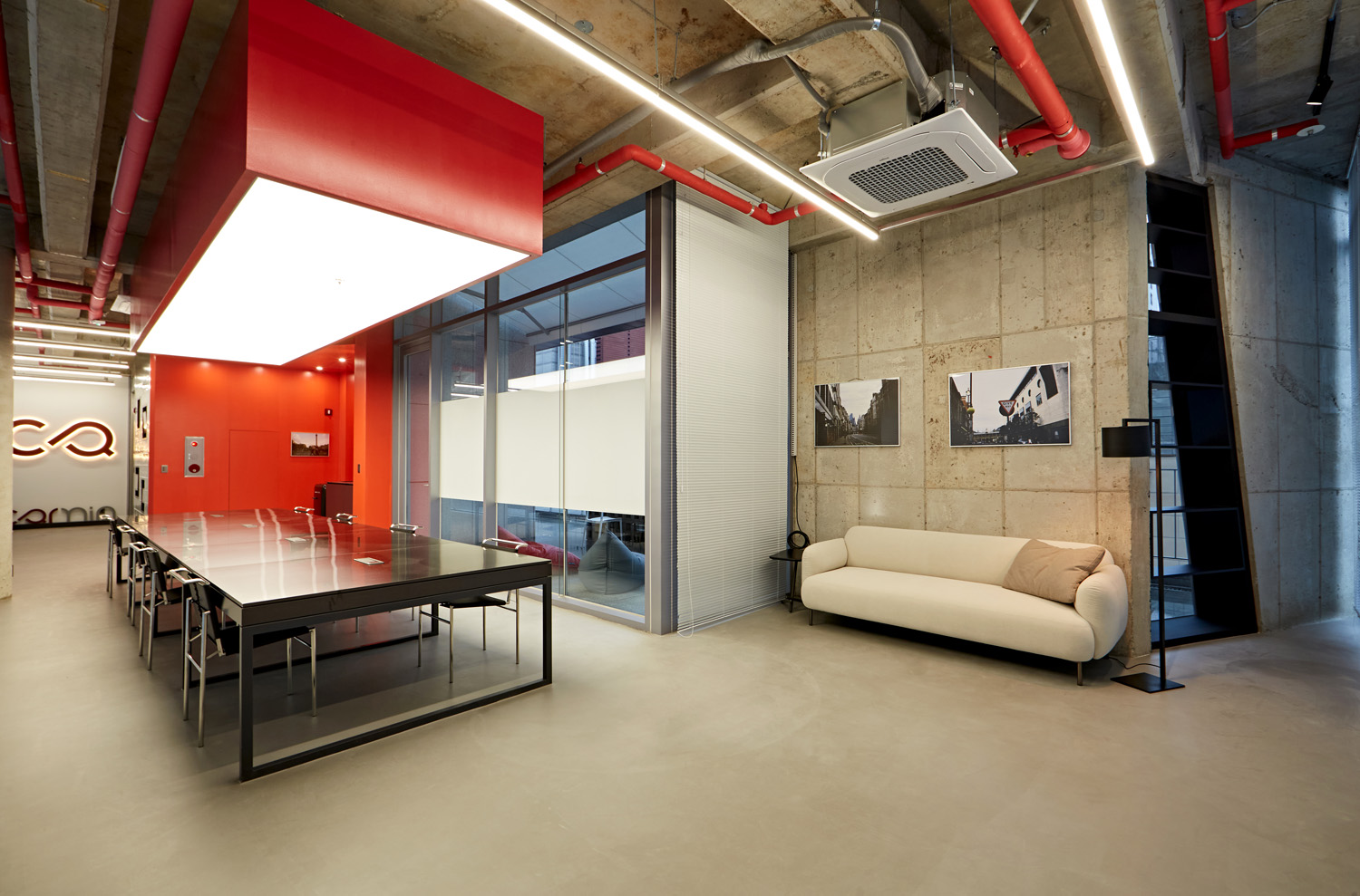 红色螺旋楼梯夺目，55 平 IT 公司办公室设计-7