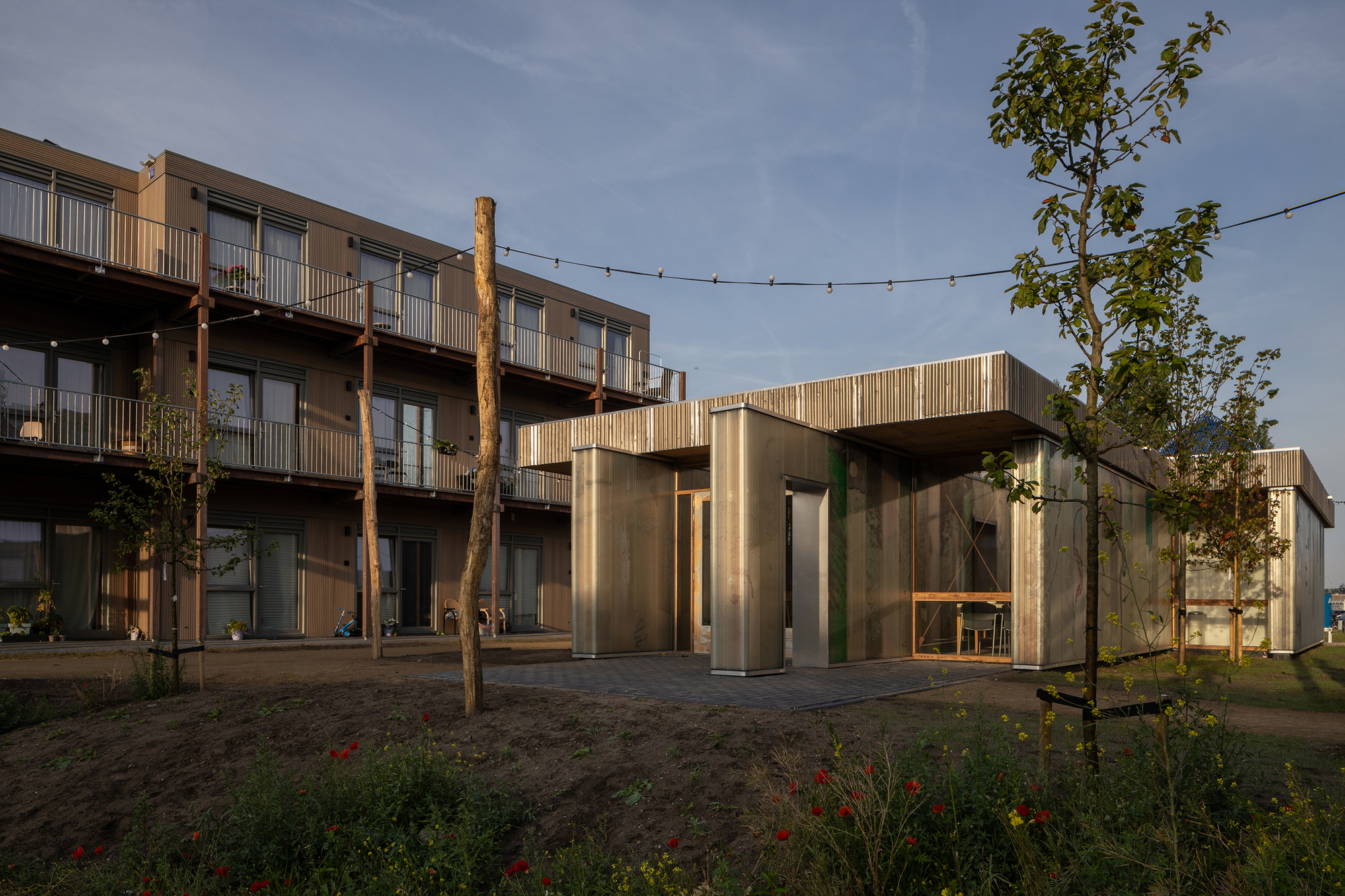 Circular Living Room and Temporary Housing / VLOT architecten-15